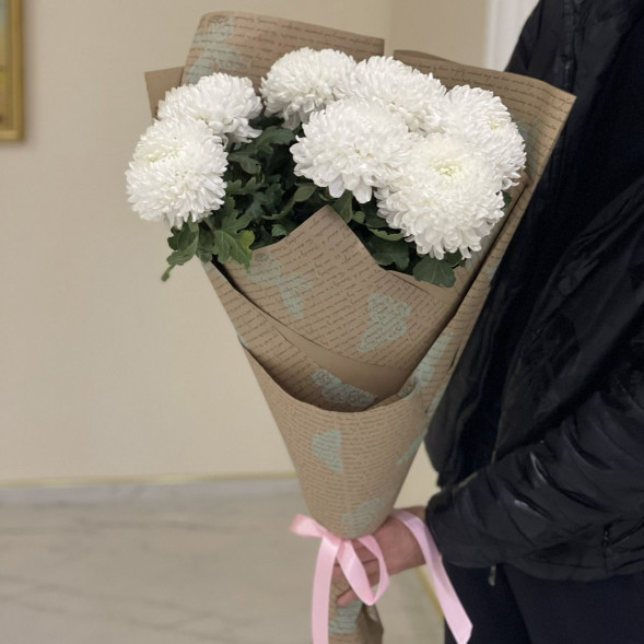 Букет 7 белых одноголовых хризантем в крафте в хуторе Ленина