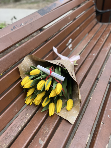 15 жёлтых тюльпанов в хуторе Ленина
